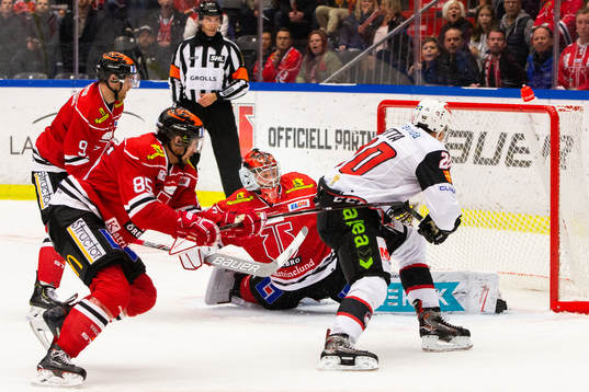 Malmö Redhawks Henrik Hetta och Örebros målvakt Eero