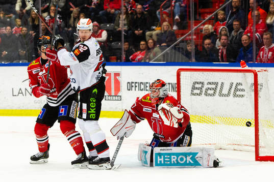 Malmö Redhawks Lars Bryggman oroar framför Örebros