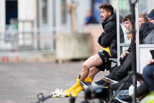 Elfsborgs Frederik Holst med omlindat ben