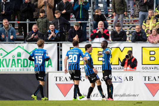 Sirius Moses Ogbu (h) jublar med lagkamrater