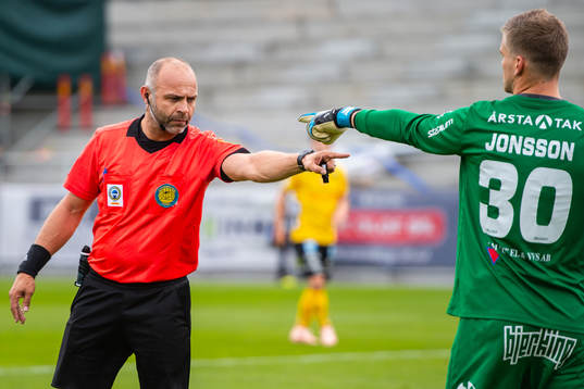 Domare Robert Daradic och målvakt Lukas Jonsson