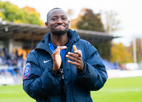 Sirius Moses Ogbu leder en sång