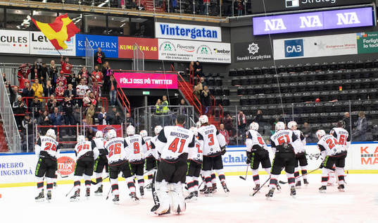 Malmö Redhawks spelare jublar och tackar supportrarna