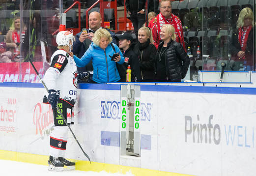 6 Malmö Redhawks Albin Johansson uppvaktas
