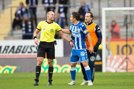 IFK Göteborgs David Boo Wiklander snackar med domare