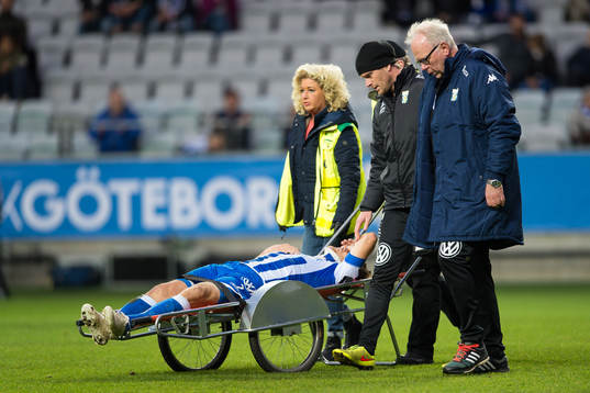 IFK Göteborgs Tobias Hysén körs ut på bår