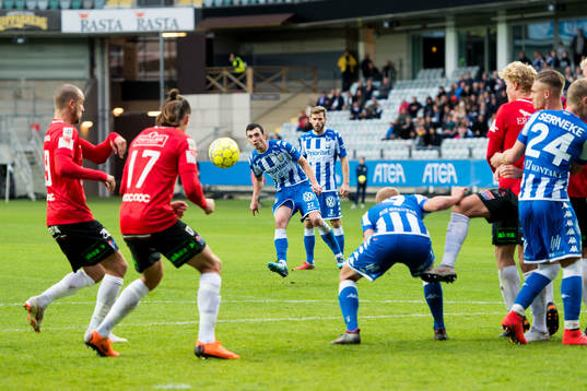 IFK Göteborgs Giorgi Kharaishvili slår en frispark