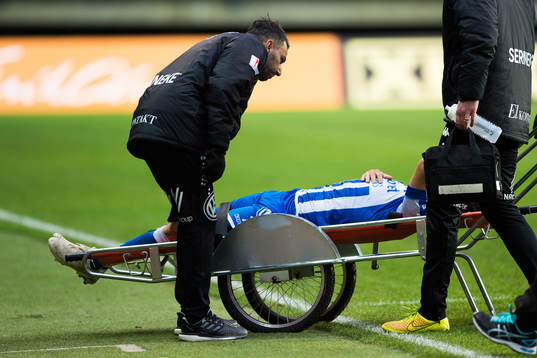IFK Göteborgs tränare Poya Asbaghi klappar om Tobias