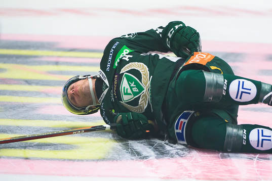 Färjestads Johan Ryno grinar illa