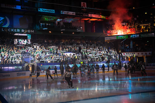 Bengaler och rökgranater innan ishockeymatchen i SHL