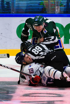 Färjestads Gustav Rydahl i en fight med Linköpings Joe