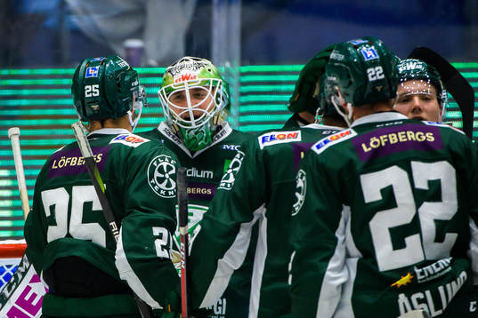 Färjestads målvakt Markus Svensson jublar