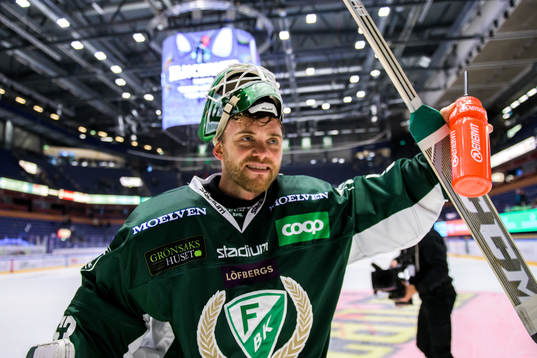 Färjestads målvakt Markus Svensson jublar och tackar