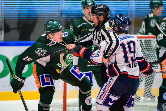 Färjestads Gustav Rydahl och Linköpings Joe Whitney i en