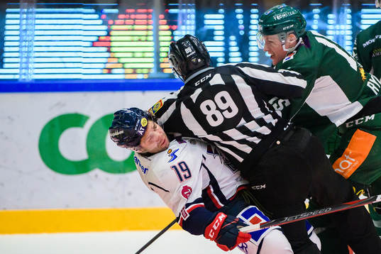 Färjestads Gustav Rydahl och Linköpings Joe Whitney i en