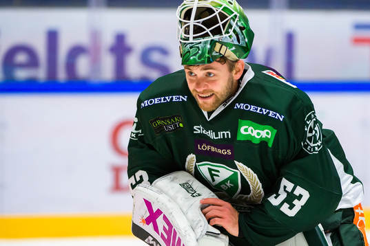 Färjestads målvakt Markus Svensson jublar