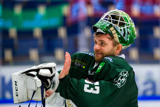 Färjestads målvakt Markus Svensson jublar