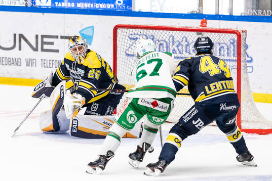 Rögles Leon Bristedt (rygg mot kameran) gör 2-1 bakom