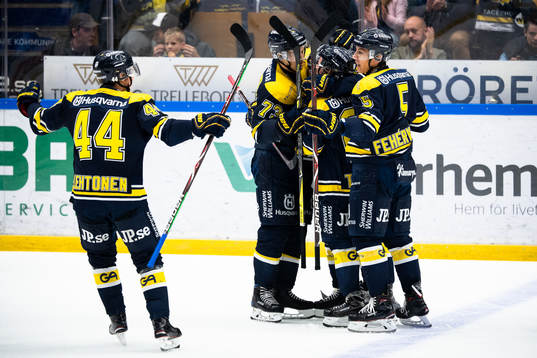 s spelare jublar med Mattias Tedenby