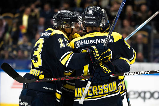 s spelare jublar med Robin Figren