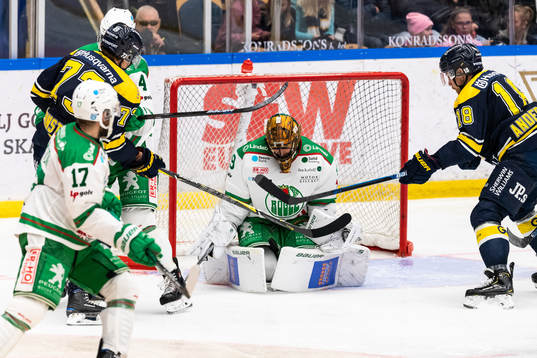 Rögles målvakt Justin Pogge räddar skott