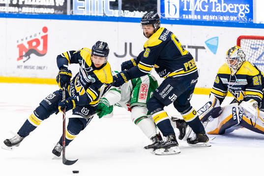 s Martin Fehérváry, målvakt Felix Sandström  och