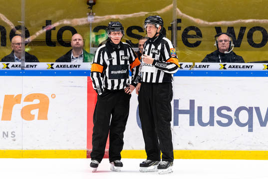 Domarparet Mikael Holm och Morgan Johansson
