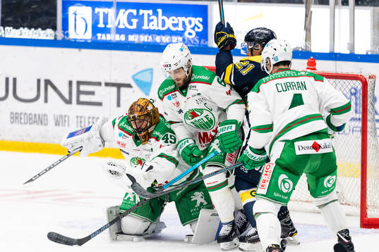 Trångt framför Rögles målvakt Justin Pogge målbur