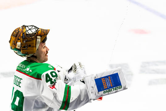 Rögles målvakt Justin Pogge sprutar vatten ur