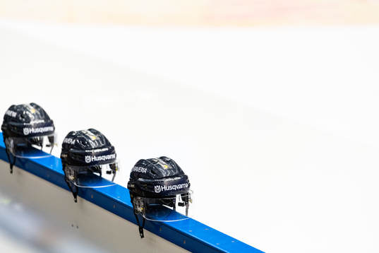 Ishockeyhjälmar på sargen