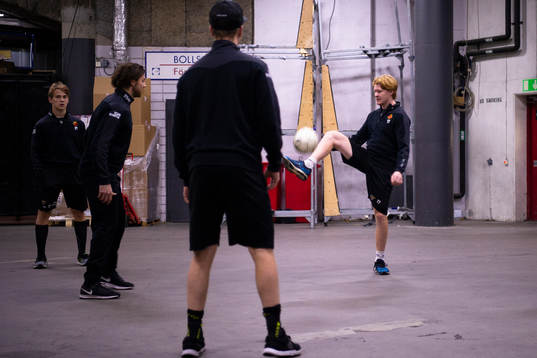Luleås Joonas Jalvanti värmer upp med fotbollsspel