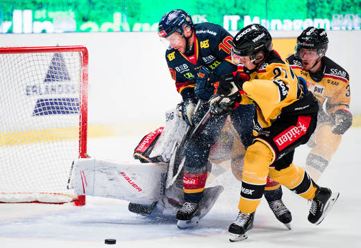 Djurgårdens Niclas Bergfors kolliderar med Luleås