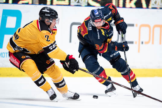 Djurgårdens Daniel Brodin i en närkamp med Luleås