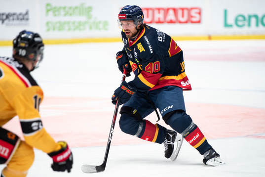 Djurgårdens Jacob Josefson med pucken
