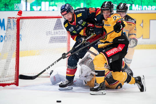 Djurgårdens Niclas Bergfors och Luleås Nils Lundkvist i