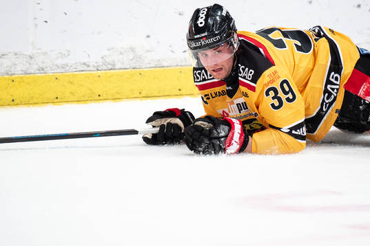 Luleås Pontus Själin liggandes på isen