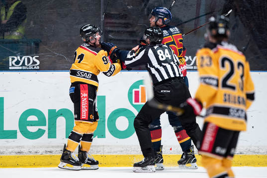 Luleås Austin Farley i slagsmål med Djurgårdens