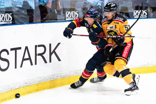 Djurgårdens Marcus Davidsson i en närkamp längs sargen