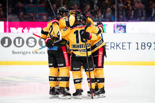 Luleås spelare jublar tillsammans