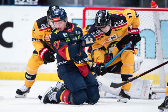 Djurgårdens Henrik Eriksson i en duell med Luleås Petter