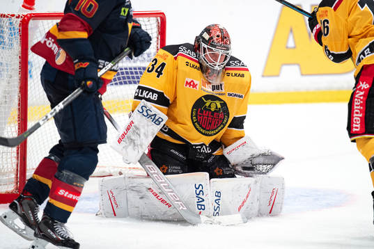 Luleås målvakt Joel Lassinantti räddar ett skott