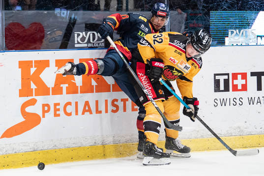 Djurgårdens Gustav Possler i en duell med Luleås Oscar