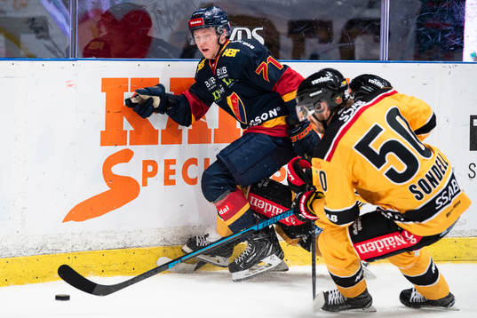 Djurgårdens Jonathan Davidsson och Luleås Daniel Sondell