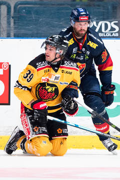 Luleås Pontus Själin och Djurgårdens Dick Axelsson  i en