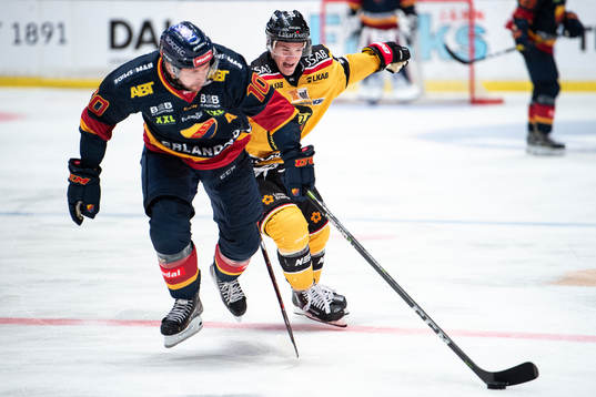 Djurgårdens Niclas Bergfors i en närkamp med Luleås