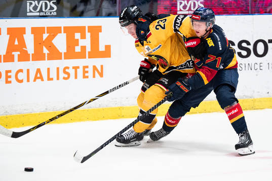 Luleås Jesper Sellgren i en duell med Djurgårdens