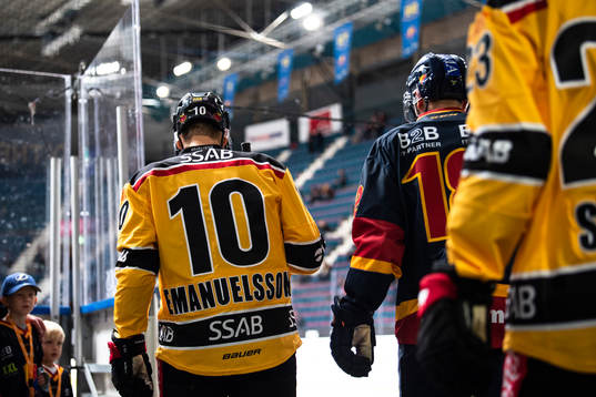 Luleås Einar Emanuelsson påväg ut till isen för