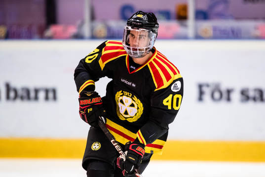 Brynäs Jesper Jensen med ett visir innan ishockeymatchen i