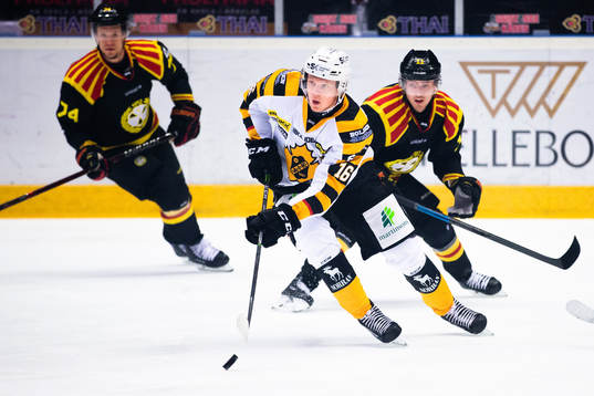 Skellefteås Linus Lindström jagas av Brynäs Nicklas