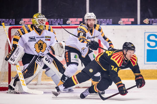 Skellefteås Petter Granberg tacklar Brynäs Nicklas
